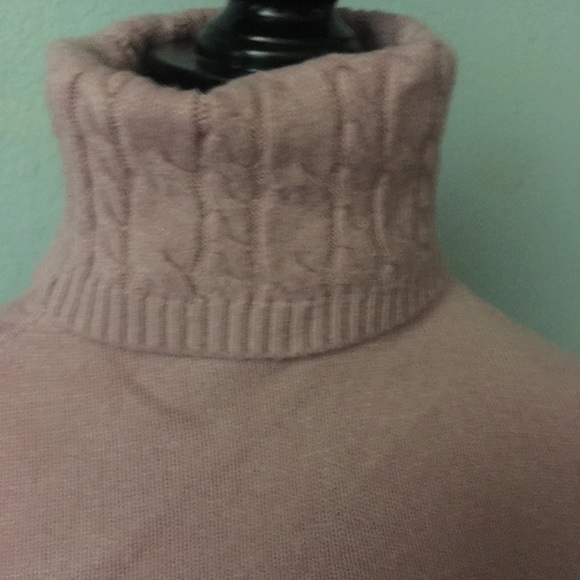 Pink  sweater with cable accents - Picture 2 of 3